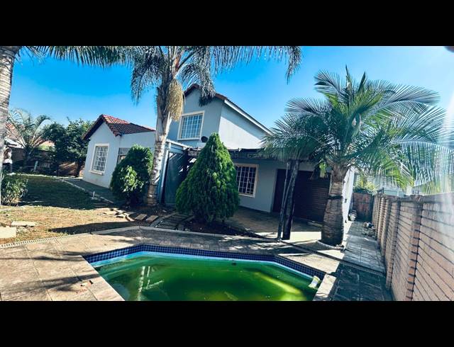 4 BEDROOM TOWNHOUSE FOR SALE IN WATERKLOOF EAST